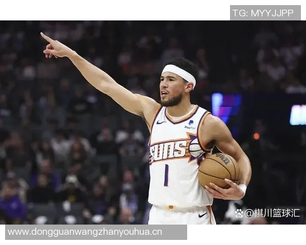 布克半场表现稳定9投5中砍下12分2篮板3助攻助力球队争胜